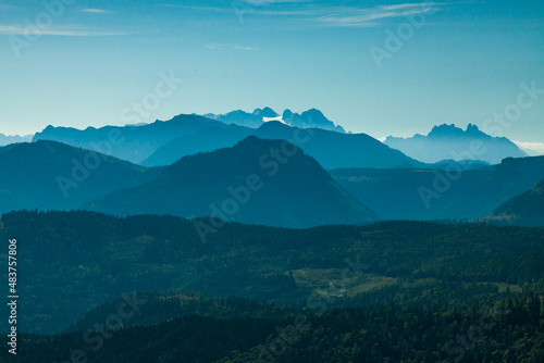 Fototapeta Naklejka Na Ścianę i Meble -  Panorama in den Alpen mit der Silhouette der Bergen, Gipfeln und dem Gletscher des Dachstein