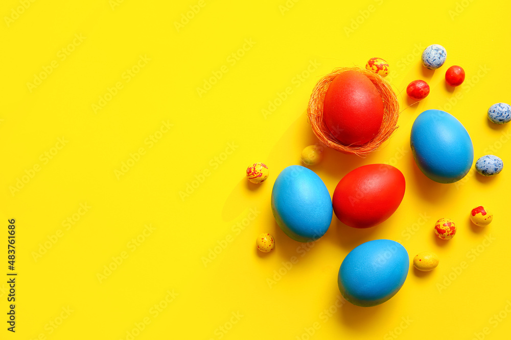 Obraz premium Red and blue Easter eggs on color background