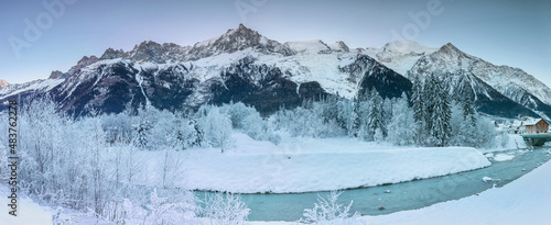 Vallée de Chamonix en Hiver avec le Massif du Mont-Blanc en arrière plan