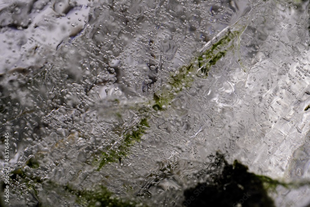Winter ist bei Frost die Zeit gefrorene Kunstwerke der Natur zu entdecken und im Bild festzuhalten.  Eiskristalle, gefrorene Pfützen bis zu Raureif bieten fast unzählige, faszinierende Motive.