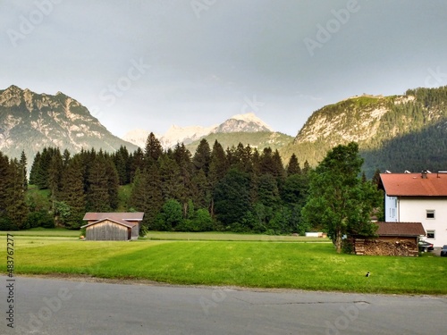 Tiroler Berge am frühen Morgen bei leichtem Nebel