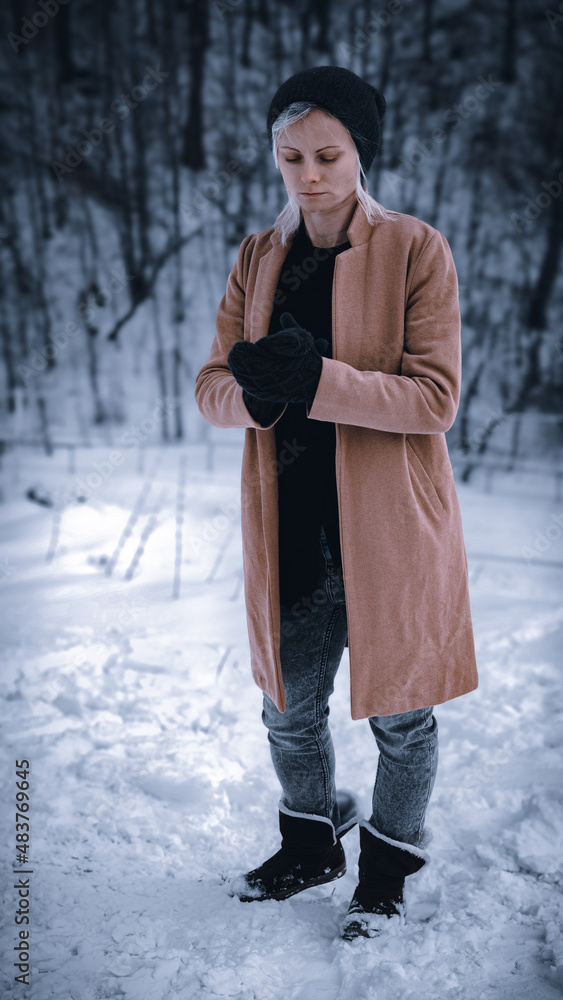 Fototapeta premium Zimowy portret kobiety na śniegu