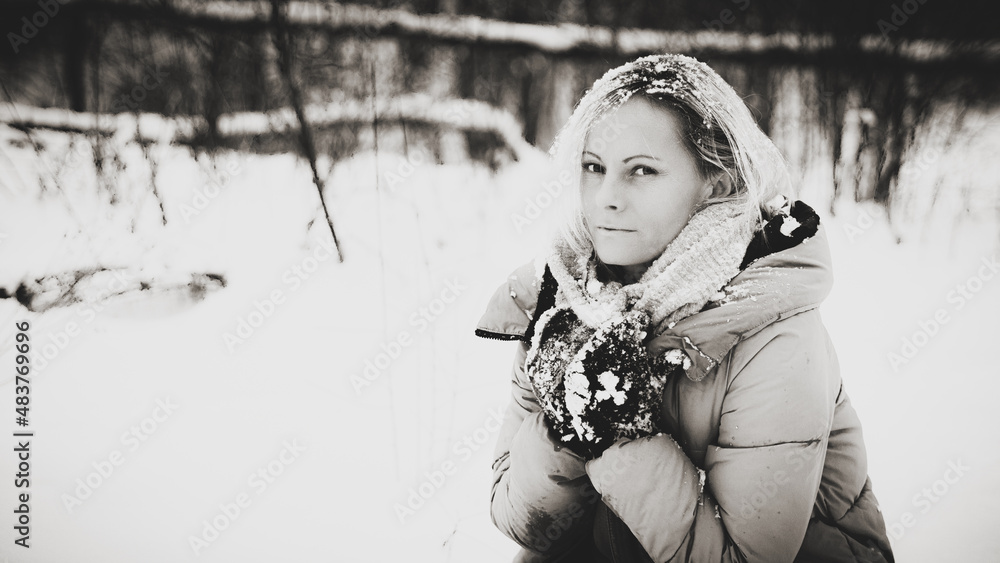 Fototapeta premium Czarno-biały portret kobiety w śniegu. Czarno biały portret. Kobieta. Śnieg. Zimową porą. 