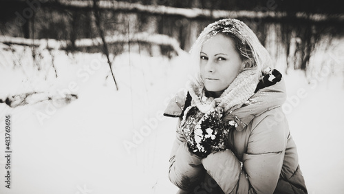 Czarno-biały portret kobiety w śniegu. Czarno biały portret. Kobieta. Śnieg. Zimową porą. 
