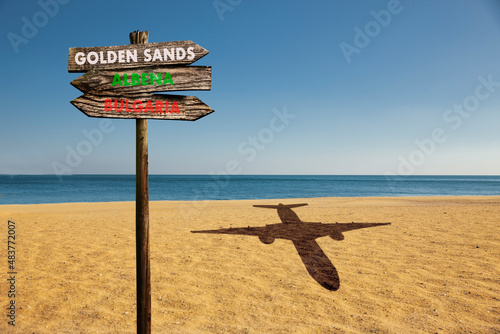 Wegweiser am Sandstrand am Goldstrand an der Bulgarische Schwarzmeerküste