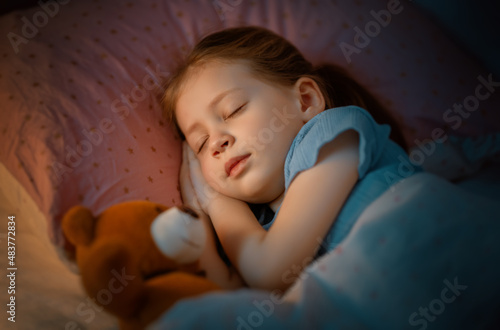 Fotografi child is sleeping in the bed