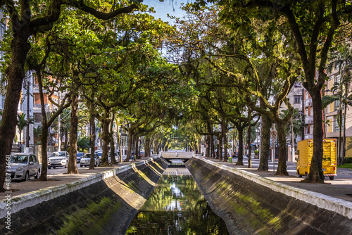 Valokuva Canal de água pluvial com árvores em volta na cidade Santos SP no Brasil
