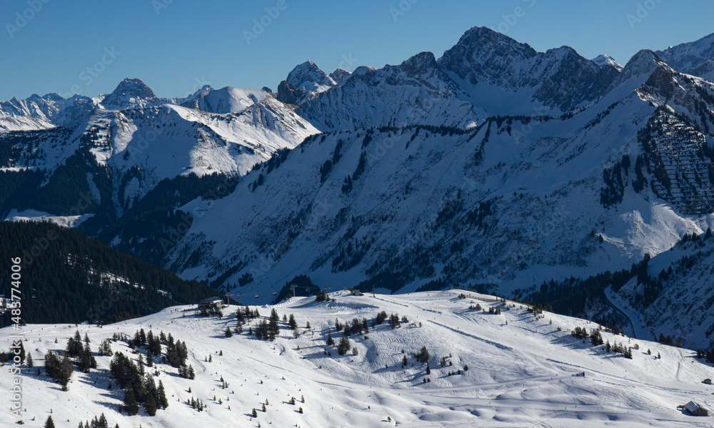 Blick auf das Skigebiet von Damüls im Januar