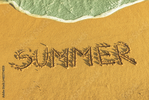 Das Wort summer in den Sand geschrieben
