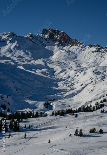 Gebirgszug an einem sonnigen Wintertag in den Ostschweizer Bergen.