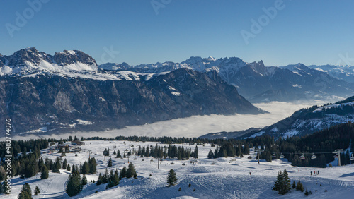 In der Ostschweiz im Skigebiet Flumserberg, Blick in richtung Osten mit dem Rheintal im Nebel. © Jannik Schneider
