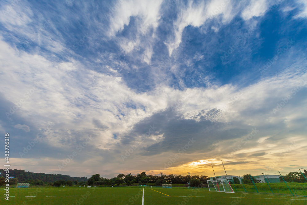Obraz premium サッカー場 ラグビーグランド ゴール 野球場 夕焼け 河川敷グランド