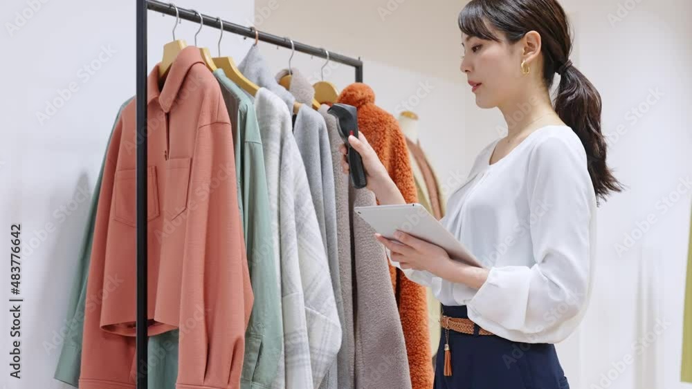 タブレットで在庫管理をする女性 アパレルショップ タブレットで在庫管理をする女性 アパレルショップ