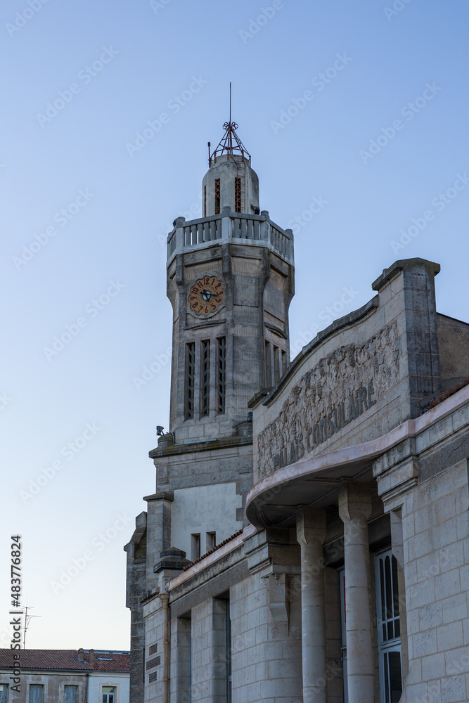 Ancien palais consulaire, aujourd'hui Maison Régionale de la Mer, au bord du canal royal de Sète au coucher du soleil (Occitanie, France)