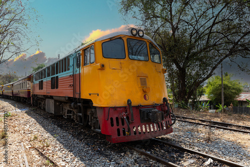 Zug mit alter Diesellok in Nam Tok, Thailand