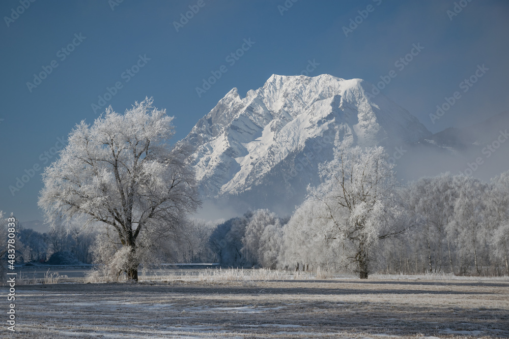 Fototapeta premium Der Grimming bei strahlendem Sonnenschein im Winter