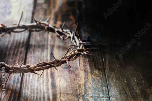 Foto Christian crown of thorns like Christ wore with blood drops over a rustic wood background or table