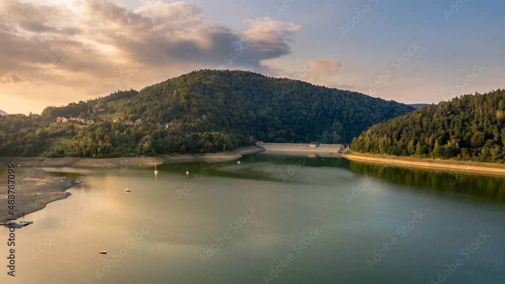 Jezioro Klimkowskie o zachodzie słońca (Beskid Niski, Polska) Jezioro Klimkowskie o zachodzie słońca (Beskid Niski, Polska)