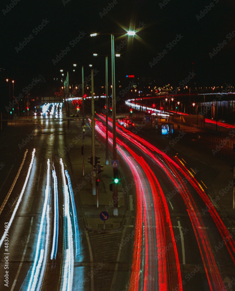 Obraz premium traffic on highway at night