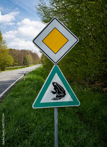 Ab Ende Februar werden an exponierten Orten Schutznetze für Kröten und Lurche entlang vielbefahrener Straßen aufgestellt. 