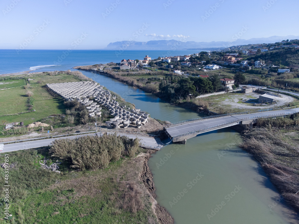 Immagini aeree di un ponte crollato in Sicilia.