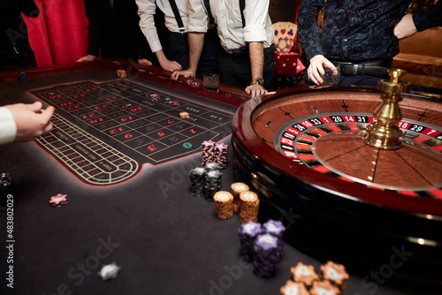 Cuadro en lienzo People play poker roulette at the table