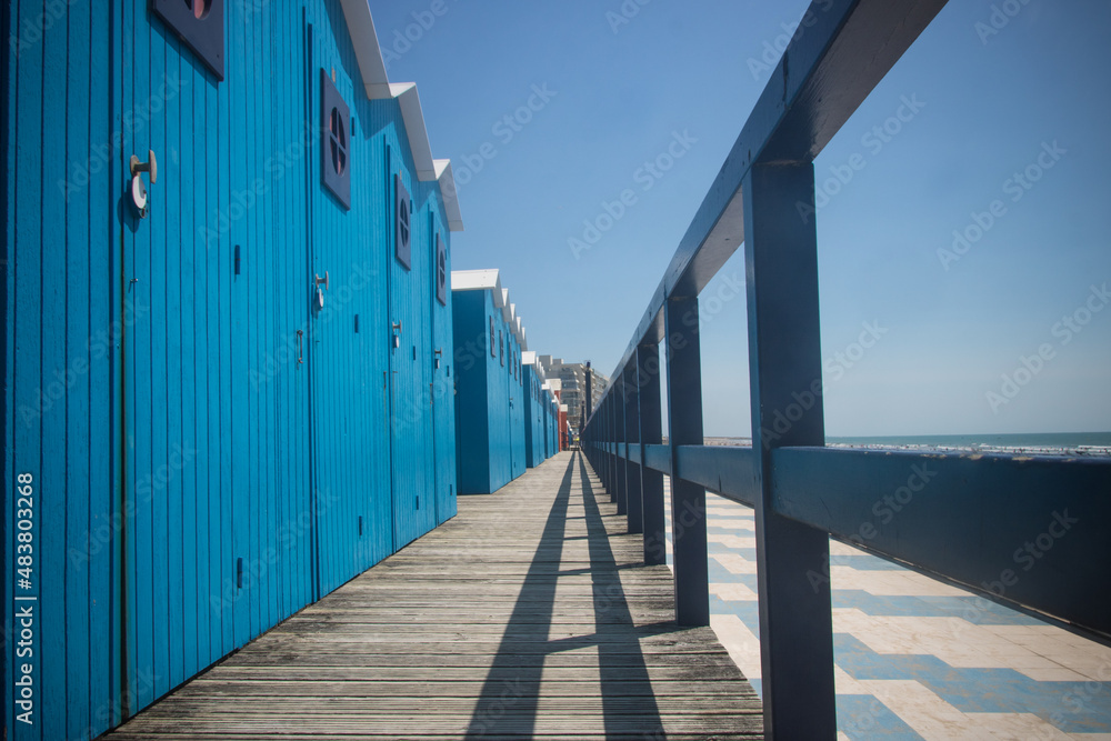 cabines de plage bleues au bord de l'océan à Saint-gilles-croix-de-vie en Vendée