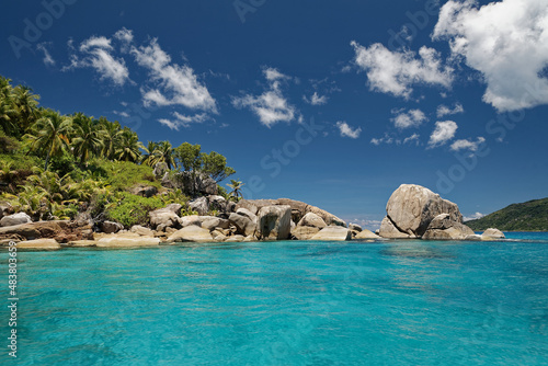 Granitfelsen am Strand von Cocos Island 