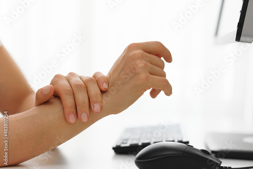 Bilde på lerret Female hands with a pain in the wrist because of carpal tunnel syndrome