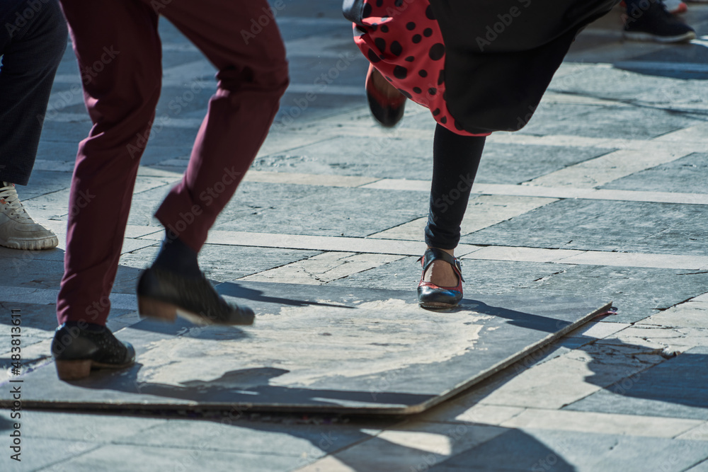Fototapeta premium PEOPLE DANCING FLAMENCO IN THE STREETS OF GRANADA