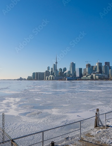 Canvas Print city skyline by the lake in the winter time