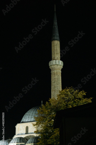 Photo View of mosque minaret at night in Sarajevo, Bosnia