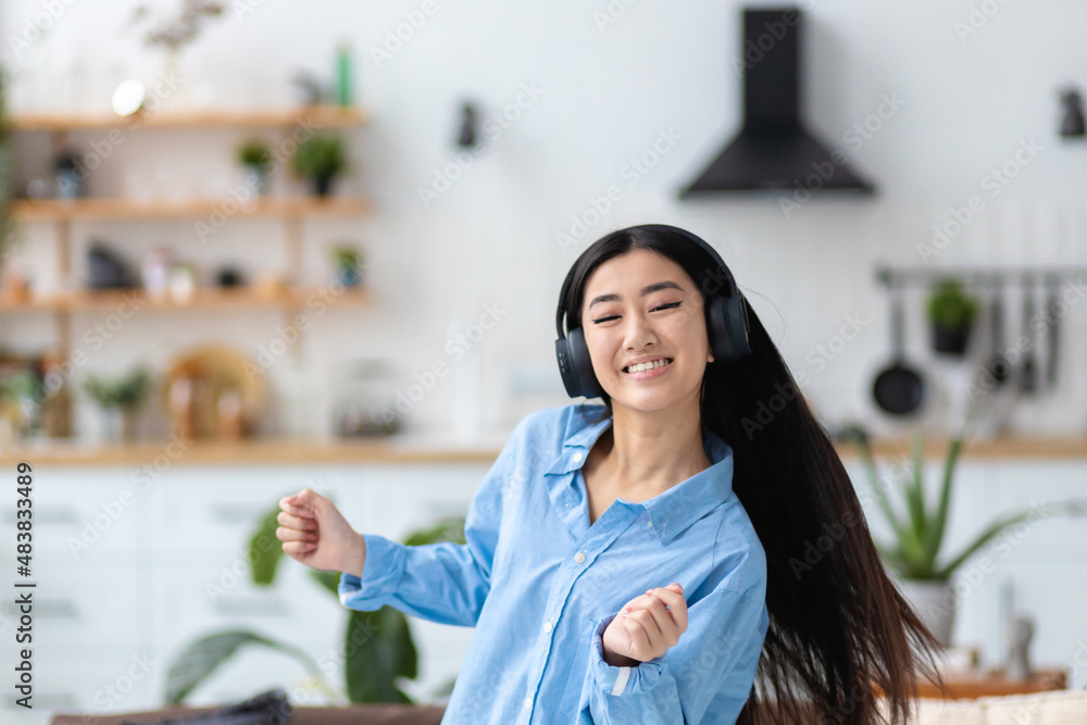 © kucherav - Happy carefree woman joyfully dancing fun home © kucherav - Happy carefree woman joyfully dancing fun home