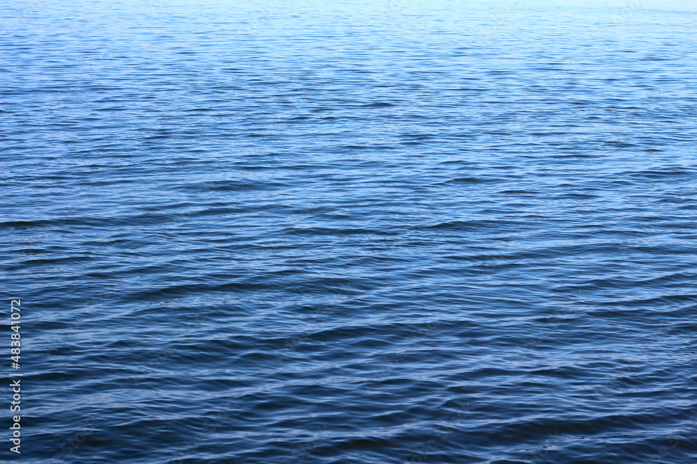 Naklejka premium águas calmas na baia, águas azuis, baia com águas calmas