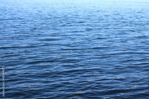 águas calmas na baia, águas azuis, baia com águas calmas