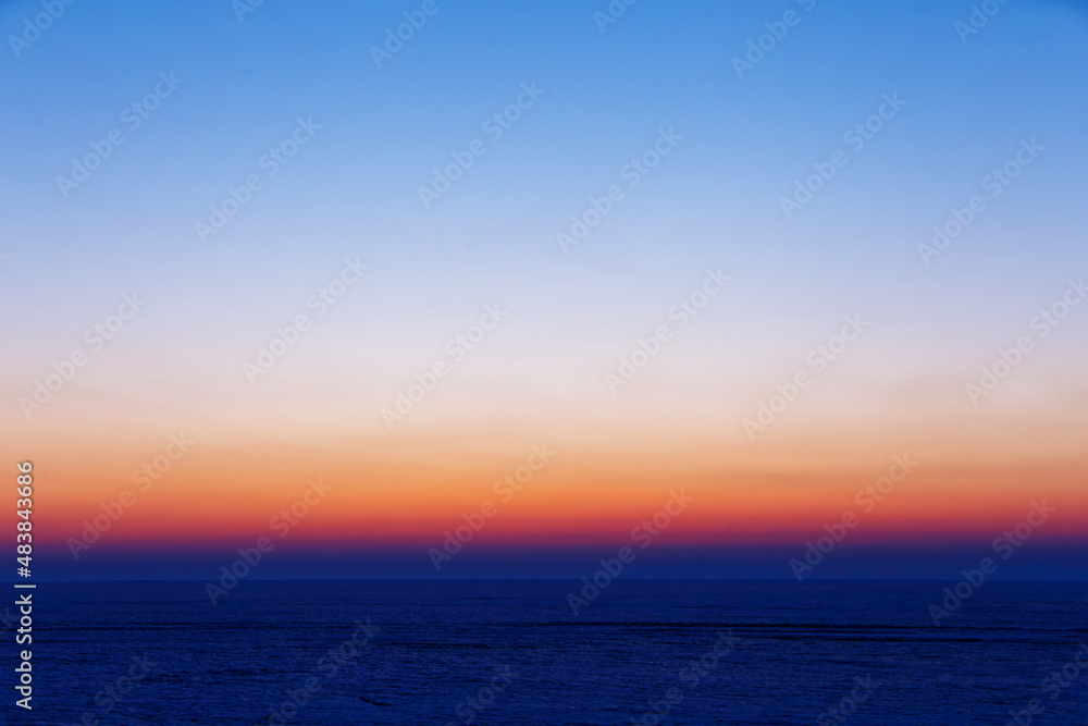 Naklejka premium Scenic gradient sky during a vibrant sunset.