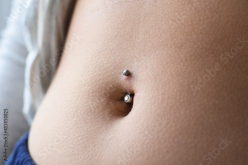 Foto Closeup on belly button piercing