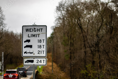 Фотография Weight limit road sign