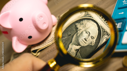 Εκτύπωση καμβά A US dollar bill being seen by a man with a golden magnifying glass