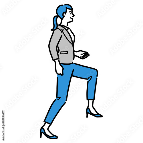 ステップアップしているスーツを着た若い女性
