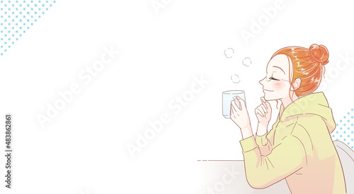 コップで飲み物を飲みながらリラックスする若い女性