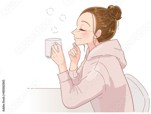 コップで飲み物を飲みながらリラックスする若い女性