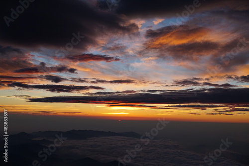 富士山山頂からの日の出 © 竣 小泉