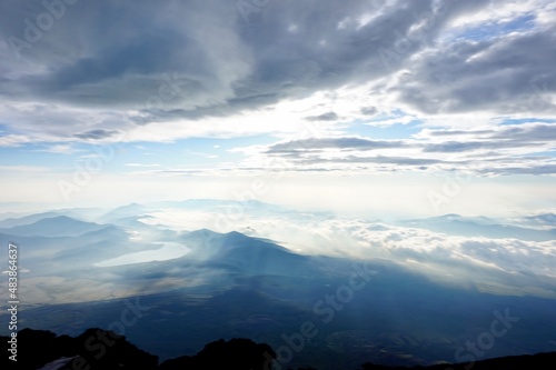 富士山山頂からの日の出 © 竣 小泉