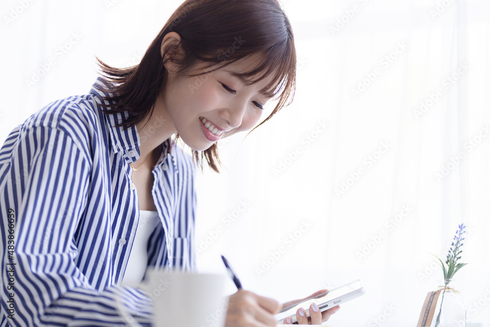 書き物をする女性 書き物をする女性