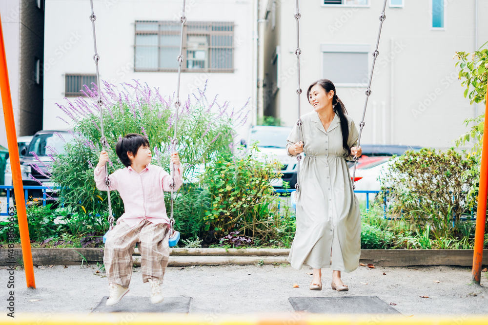 Fototapeta premium お母さんとブランコに乗る男の子