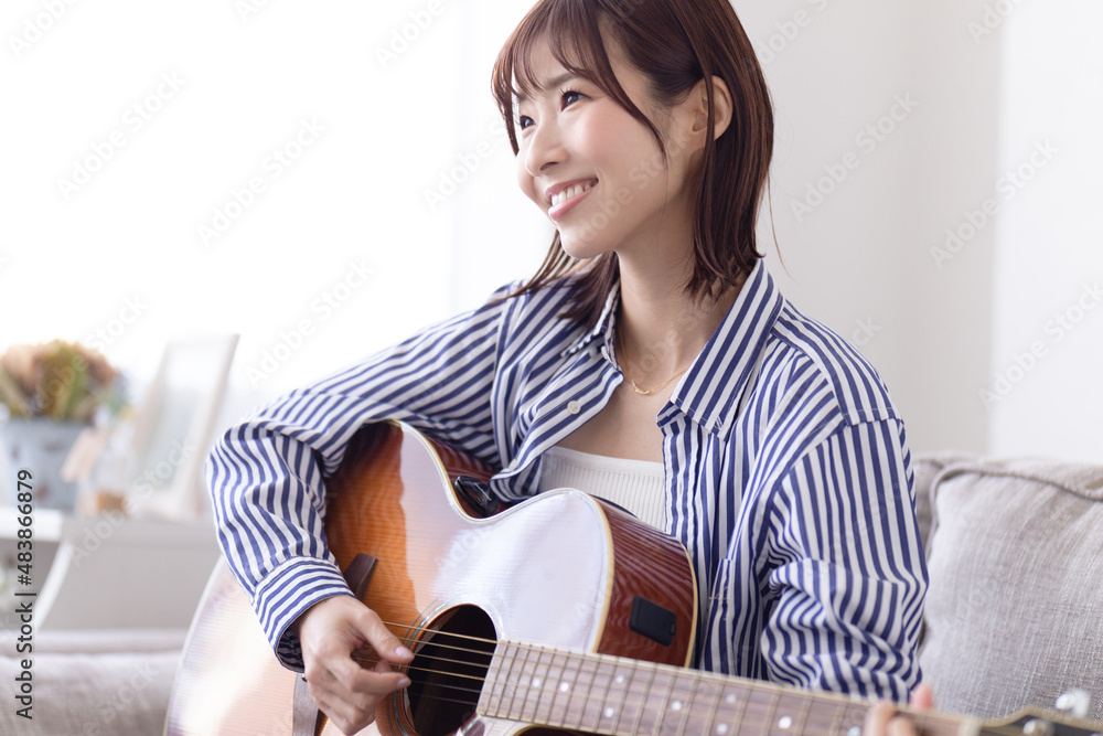 Fototapeta premium ギターを弾く女性