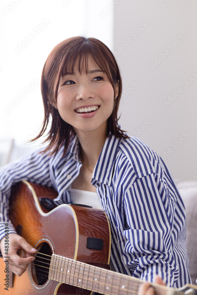 ギターを弾く女性 Stock 写真 Adobe Stock