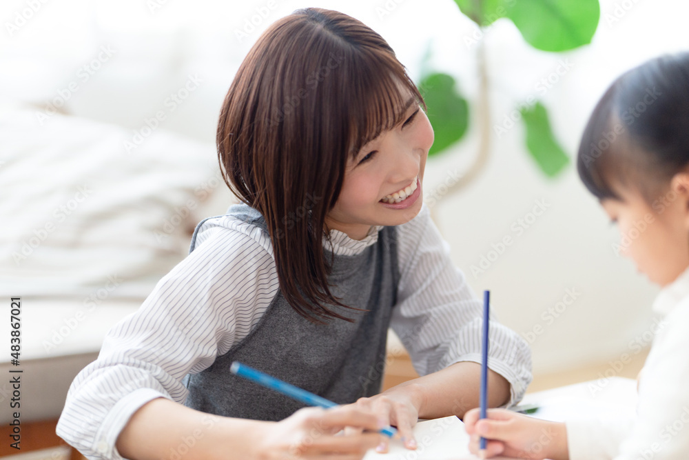 お絵描きする親子