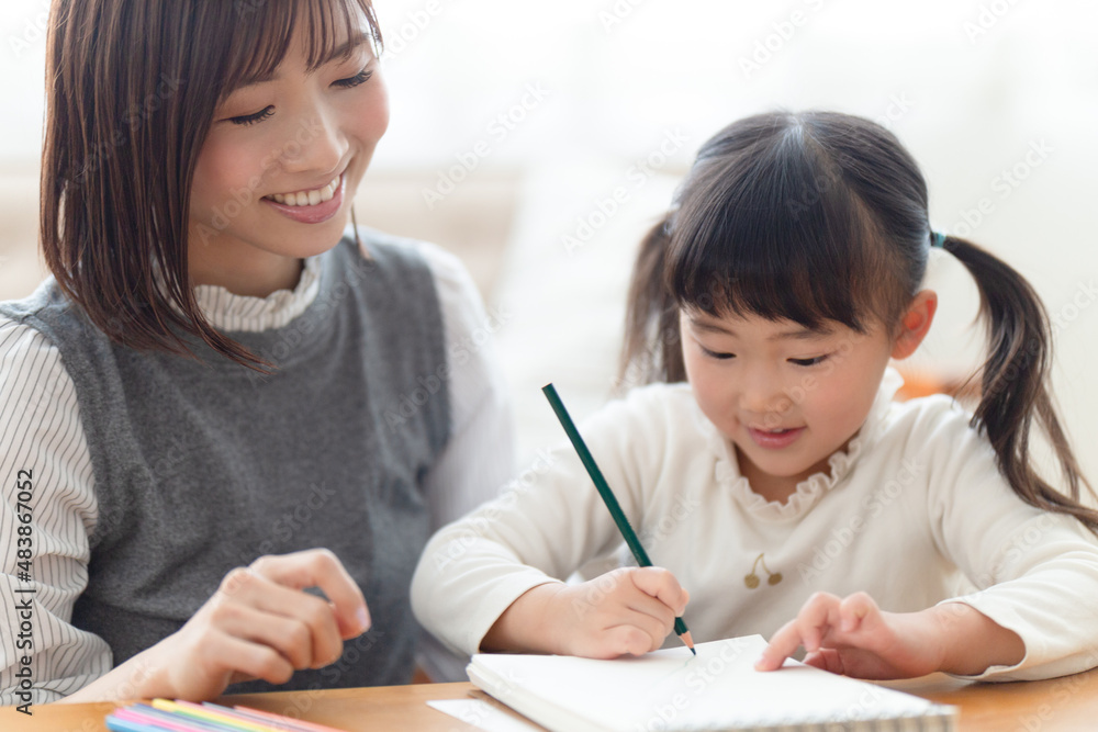 お絵描きする親子 お絵描きする親子
